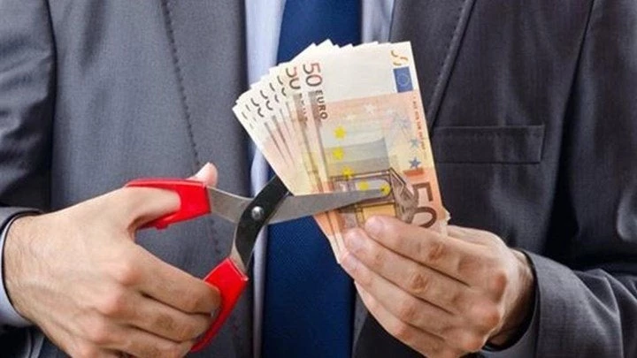 Συντάξεις: Αυτά είναι τα ποσά – Διπλές οι μειώσεις για τους νέους συνταξιούχους (πίνακες)